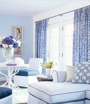 Rèm cửa màu xanh da trời kết hợp với màu trắng viền xanh của vải bọc ghế sofa, bức tường được sơn màu xanh nhạt tạo nên nhiều cấp độ xanh khác nhau mang đến sự mới mẻ cho không gian.