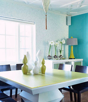 Chọn màu sắc trang nhã cho ngôi nhà mùa hè | ảnh 2 Căn phòng luôn giữ được sự thoải mái và hiện đại bởi sự kết hợp giữa hai bức tường màu xanh da trời với gam màu khác nhau cùng với chiếc bàn ăn màu xanh lá hiện đại..