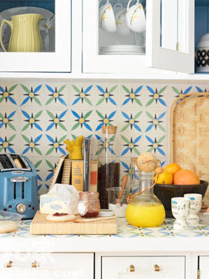 Căn bếp mùa hè sẽ thật sự sống động với mẫu hoa văn màu xanh của giấy dán tường...