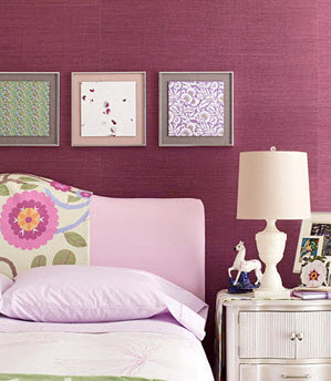 Bức tường màu đỏ tía tạo sự tương phản với những màu sắc nhẹ nhàng của giường ngủ giúp căn phòng nghỉ ngơi thêm thanh lịch hơn.