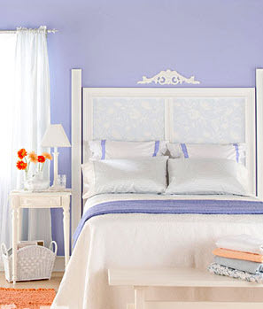 Căn phòng ngủ màu trắng kết hợp với tường sơn màu tím như trở nên lãng mạn và dịu dàng hơn.