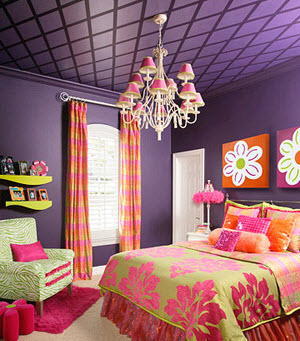 Chọn màu sắc trang nhã cho ngôi nhà mùa hè | ảnh 10 Màu tím đậm của tường và trần nhà kết hợp với những gam màu ấm áp của chăn ga, rèm và đèn chùm khiến phòng ngủ tăng thêm vẻ đẹp sexy đầy quyến rũ.