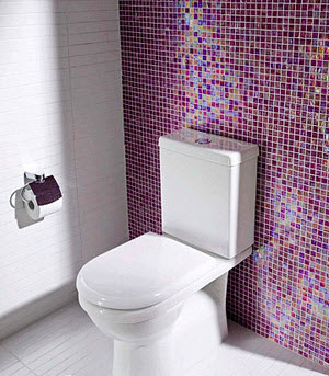 Bức tường được ốp gạch mosaic màu tím giúp phòng vệ sinh trở nên mát mẻ và nổi bật một cách ấn tượng.