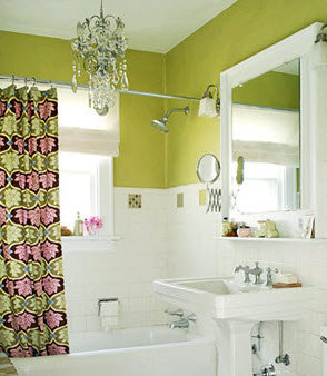 Bức tường và chiếc rèm cửa màu xanh lá cho phòng tắm thêm tươi mát và giúp mọi người cảm nhận được từng hơi thở của không khí trong lành, như đang đắm mình với thiên nhiên xanh mát.