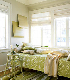 Chọn màu sắc trang nhã cho ngôi nhà mùa hè | ảnh 15 Giường ngủ với ga trải hoa văn xanh lá kết hợp với ánh sáng tự nhiên khiến phòng ngủ luôn mát mẻ và bừng sáng.
