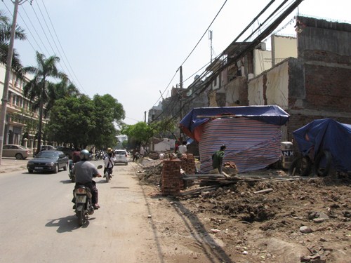 Hà Nội: Ngang nhiên xây nhà &quot;siêu mỏng&quot; trên đường Trần Quốc Hoàn | ảnh 1
