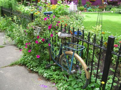Ấn tượng với “xe hoa” vintage cho khu vườn nhà bạn | ảnh 1