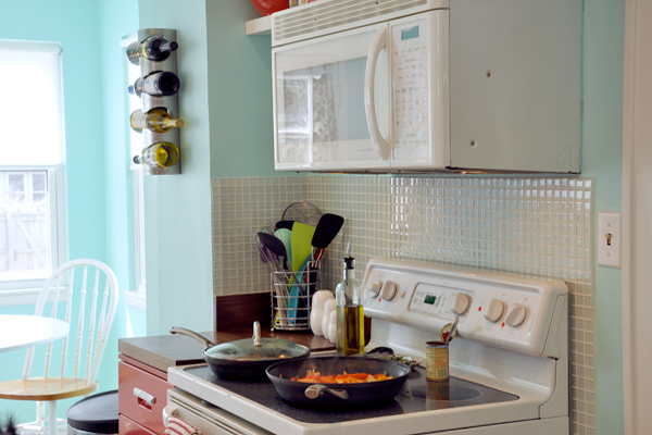 Cách đơn giản mang sắc màu trẻ trung cho căn bếp cũ | ảnh 6