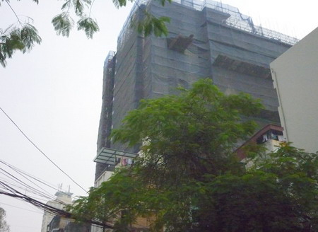 Hà Nội: Thanh tra Bộ Xây dựng yêu cầu đình chỉ tòa nhà số 20 Núi Trúc | ảnh 1