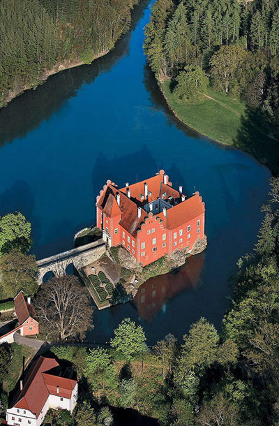 10 tòa lâu đài tuyệt đẹp giữa hồ nước | ảnh 1