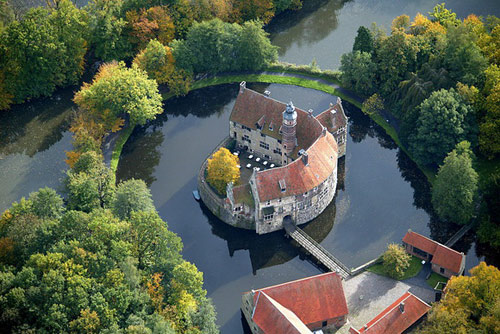 10 tòa lâu đài tuyệt đẹp giữa hồ nước | ảnh 4