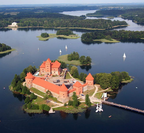 10 tòa lâu đài tuyệt đẹp giữa hồ nước | ảnh 5