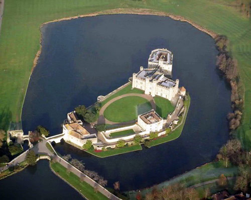 10 tòa lâu đài tuyệt đẹp giữa hồ nước | ảnh 6
