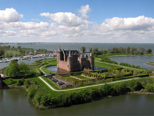 10 tòa lâu đài tuyệt đẹp giữa hồ nước | ảnh 9