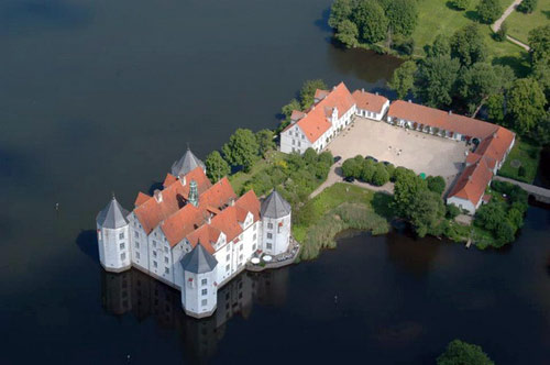 10 tòa lâu đài tuyệt đẹp giữa hồ nước | ảnh 10