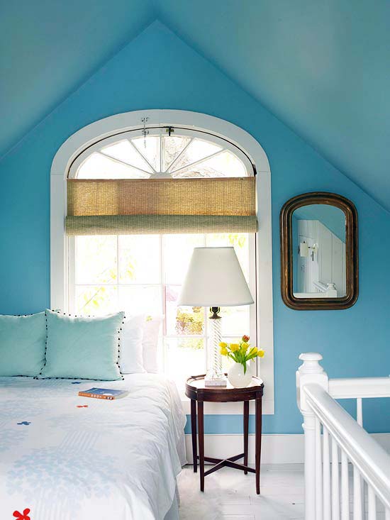 Cách phối màu này cũng được sử dụng nhiều cho các căn phòng nhỏ, đặc biệt là các gian áp mái với không gian sống hạn hẹp. Tông xanh – trắng phát huy tối đa hiệu quả giúp chủ nhân thấy thoải mái hơn.