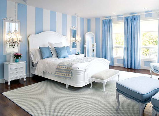 Ngược lại, sự trẻ trung và năng động sẽ được thể hiện rõ khi bạn trang trí sắc xanh cho căn phòng từ những sọc màu độc đáo. Bức tường sọc thẳng bản to xen kẽ trắng xanh đem đến nét đẹp đơn giản mà cá tính cho phòng ngủ.