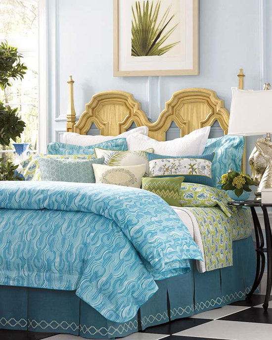 Chiếc giường phủ đầy sắc xanh nhưng phần đầu giường với tông màu be sáng của gỗ cũng đem đến nét sang trọng và nền nã hơn cho khôn gian tổng thể