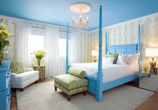 Trần nhà sơn màu xanh đậm nên bảng màu được cân bằng lại với nhiều nội thất trắng và những bức tường dán giấy có điểm hoa văn xanh cốm nhạt