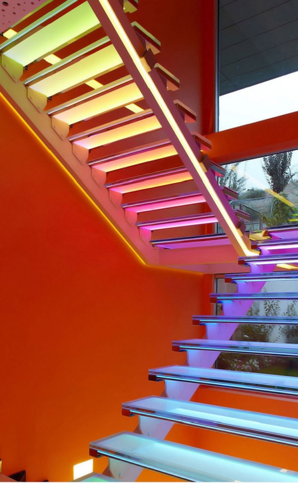 Ngắm những cầu thang rực rỡ sắc màu | ảnh 5
