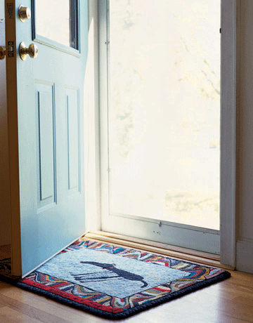 Dùng thảm để hóa giải sát khí từ cửa chính 